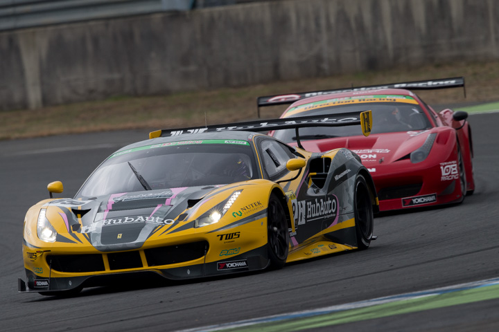 HubAuto Ferrari 488GT3とDirection 108 Ferrari 458、ST-X・フェラーリ同士の争い