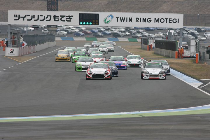 5時間の耐久レースが幕を開けた（グループ2のスタートシーン）
