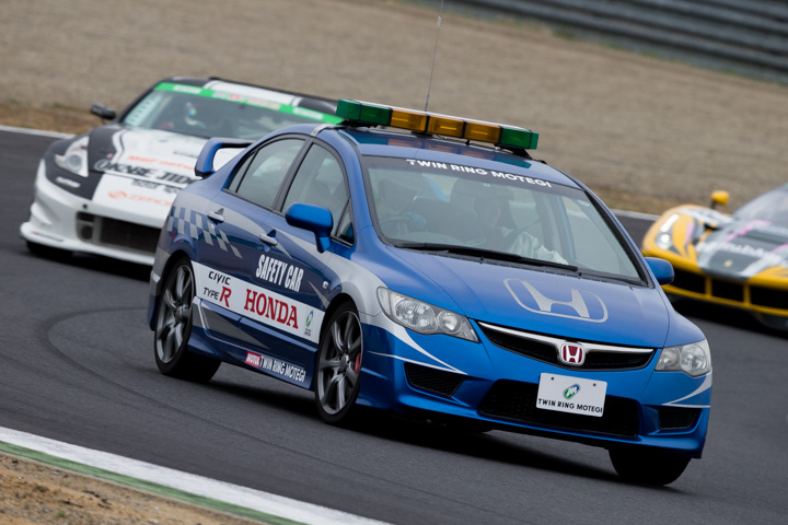 ウォームアップ: 早くもSCが導入される