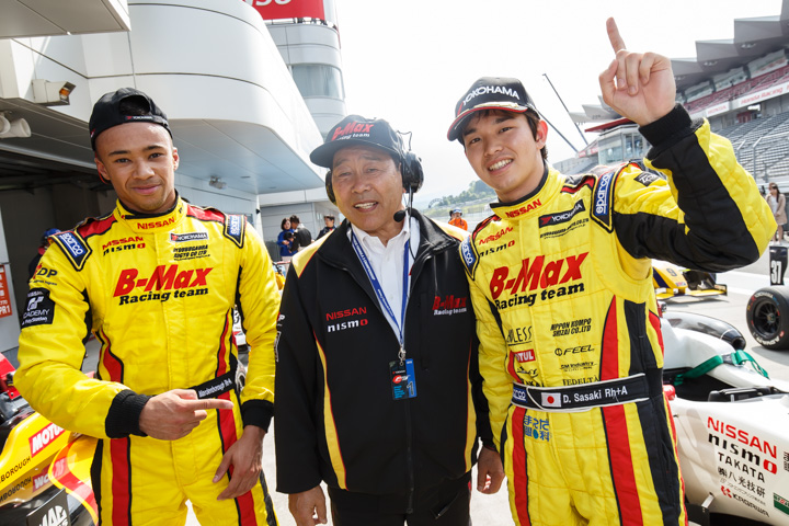 長谷見昌弘監督を挟んで優勝した佐々木大樹と2位のヤン・マーデンボロー