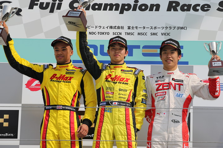 表彰式: 優勝・佐々木大樹（中央）、2位・ヤン・マーデンボロー（左）、3位・坪井翔（右）