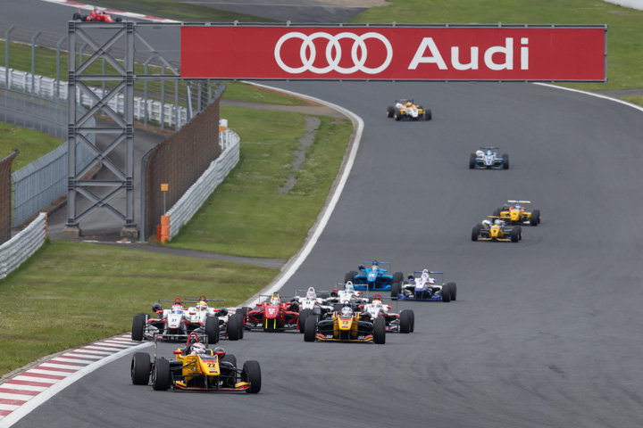 15周の決勝レースがスタートした