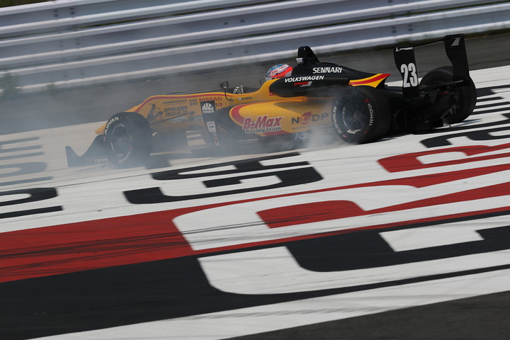 チームメートと接触し1コーナーで飛び出した千代勝正（B-MAX NDDP F3）