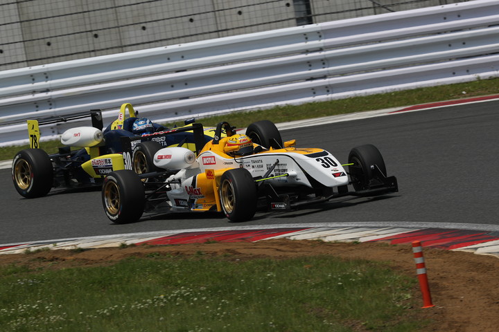 DRAGON（No.30／B-Max Racing F308）と片山義章（No.78／Petit LM Racing）の争い