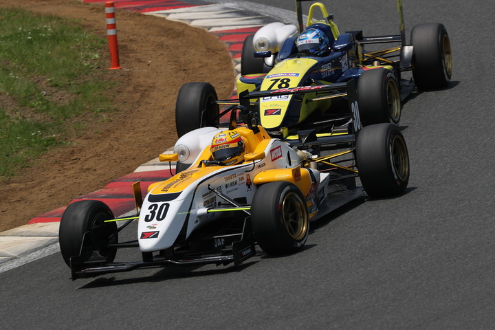 DRAGON（No.30／B-Max Racing F308）と片山義章（No.78／Petit LM Racing）の争い