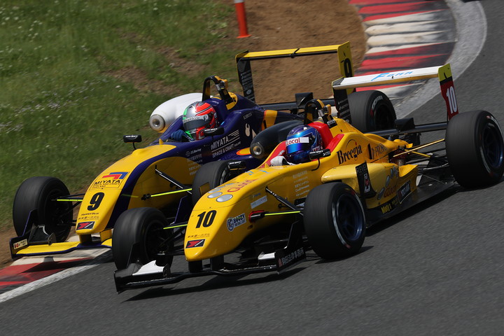 廣田築(No.9）と岡崎善衛（No.10）、アルビレックス同士の争い