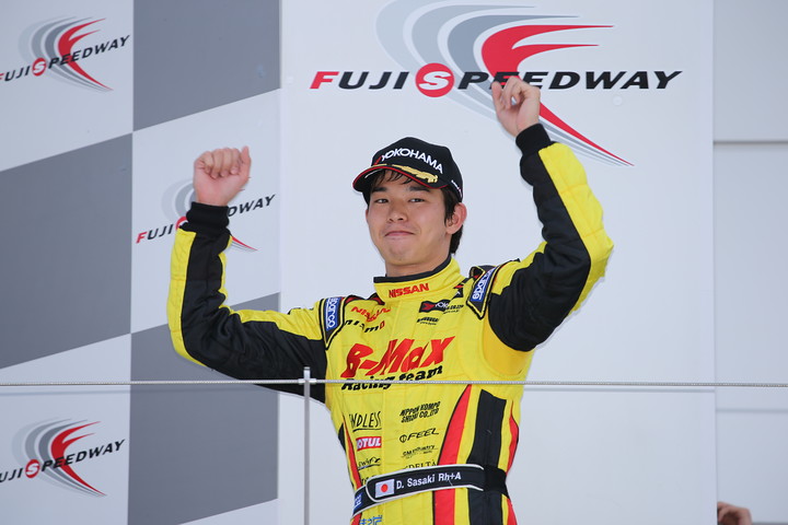 表彰式: 優勝した佐々木大樹（B-Max Racing team with NDDP）