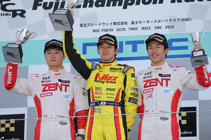 表彰式: 優勝・佐々木大樹（中央）、2位・山下健太（左）、3位・坪井翔（右）