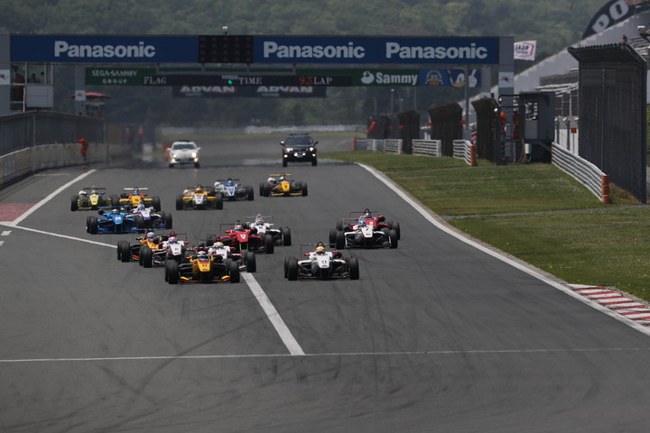 21周の決勝レースがスタートした