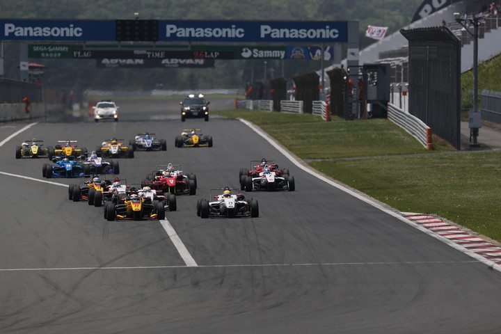 21周の決勝レースがスタートした