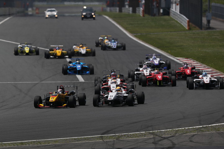 21周の決勝レースがスタートした