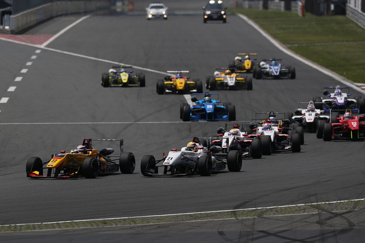 21周の決勝レースがスタートした