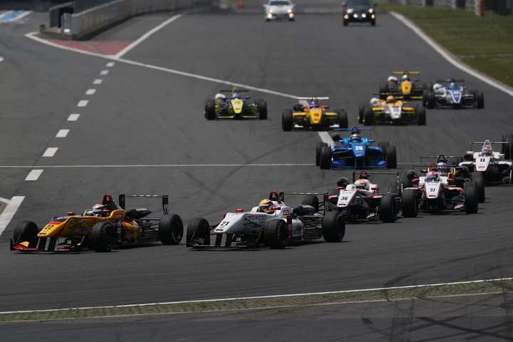 21周の決勝レースがスタートした