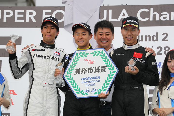 Nクラス表彰式: 優勝・片山義章（中央）、2位・アレックス・ヤン（左）、3位・廣田築（右）