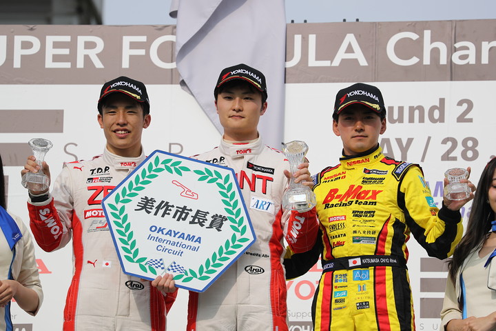 表彰式: 優勝・山下健太（中央）、2位・坪井翔（左）、3位・千代勝正（右）