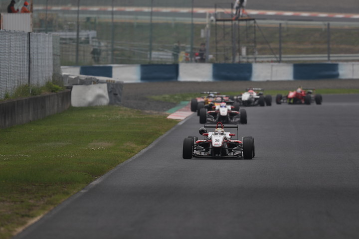 スタート直後、パイパーコーナーを立ち上がる先頭集団