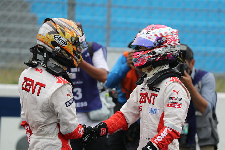 優勝した山下健太と2位坪井翔のチームメート同士がパルクフェルメで抱き合う