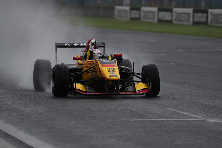 ぶっちぎりのトップでゴールするヤン・マーデンボロー（B-MAX NDDP F3）