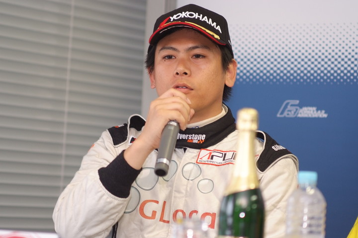 決勝記者会見: Nクラス決勝3位の岡崎善衛（アルビレックス・レーシングチーム）