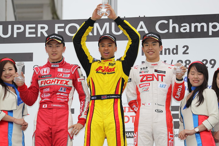 表彰式: 優勝・ヤン・マーデンボロー（中央）、2位・牧野任祐（左）、3位・坪井翔（右）
