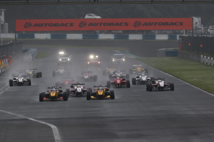雨の中25周の決勝レースがスタートした