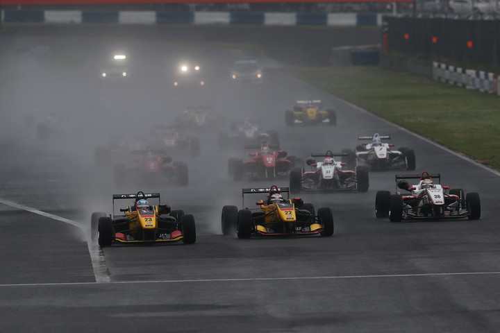 雨の中25周の決勝レースがスタートした