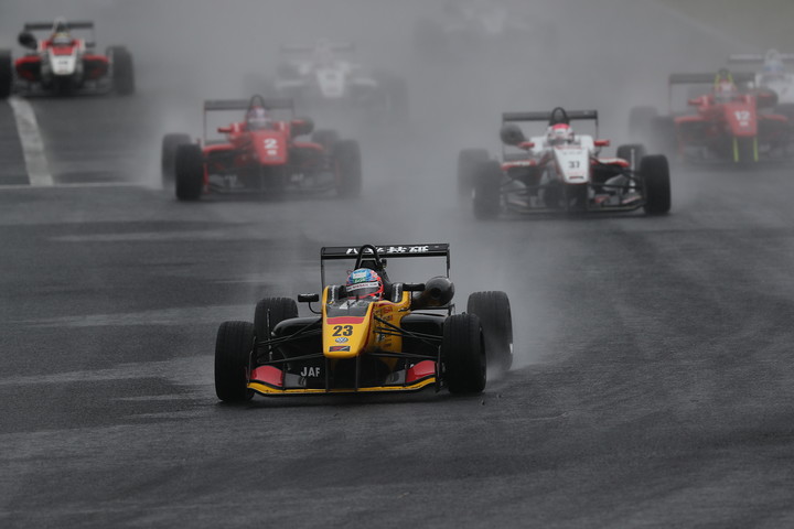 雨の中25周の決勝レースがスタートした