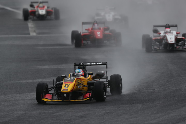 雨の中25周の決勝レースがスタートした