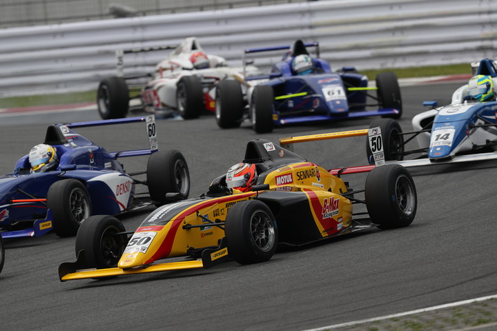 澤田真治（B-MAX RACING F110）を先頭とした上位陣の争い