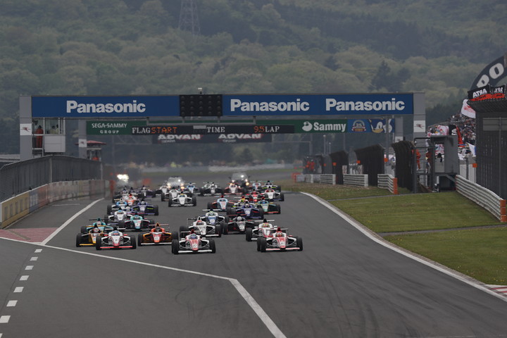 15周の決勝レースがスタートした