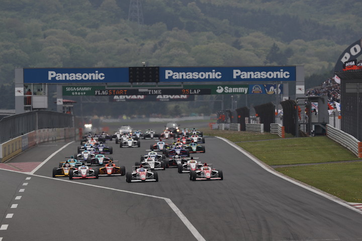 15周の決勝レースがスタートした