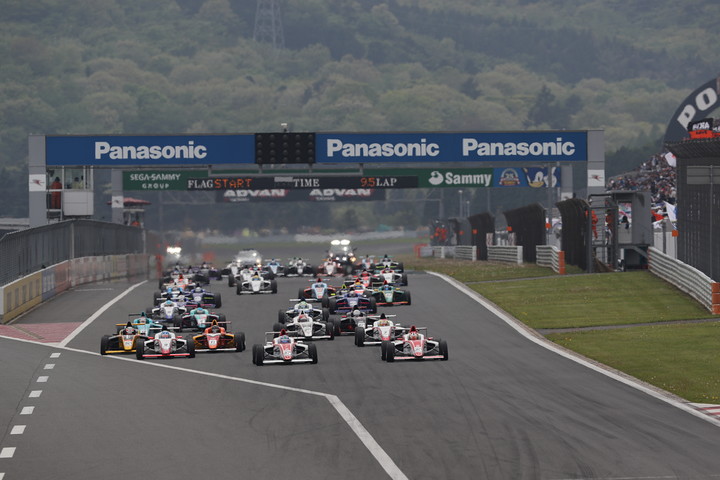 15周の決勝レースがスタートした