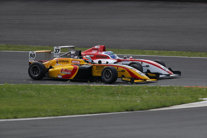 PPからトップに立った澤田真治にダンロップコーナーで小高一斗が並びかける