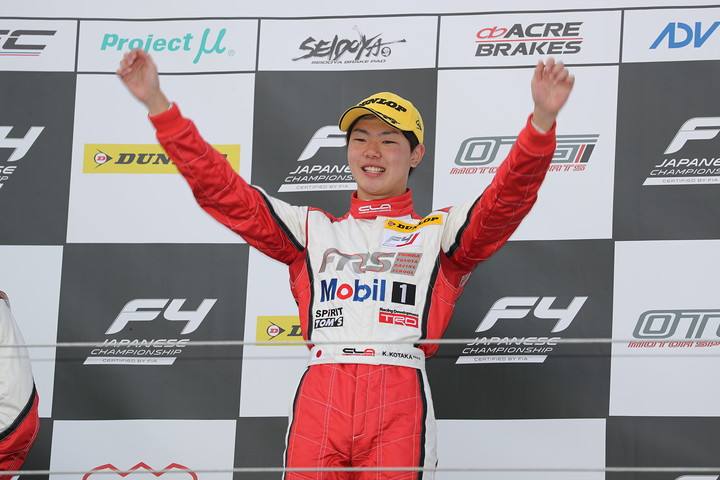 表彰式: 優勝した小高一斗（トムススピリット）