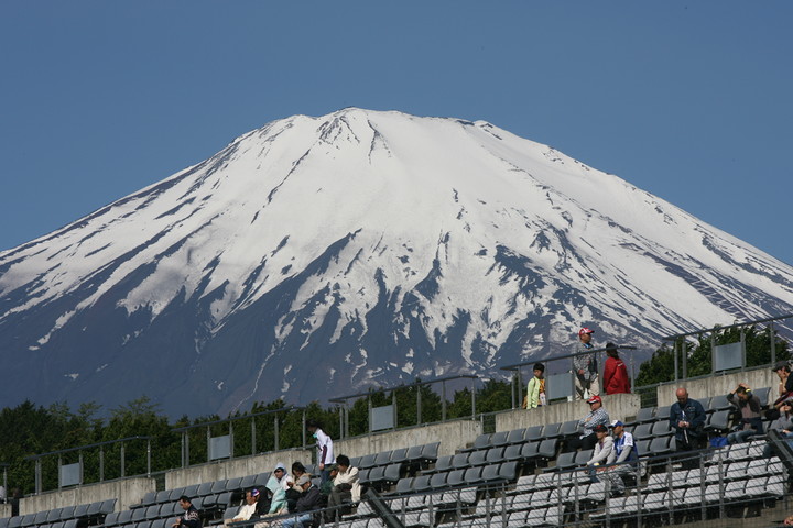 フリー走行: 朝方の暴風雨がうそのように急速に天候が回復、富士山がくっきりと姿を現した