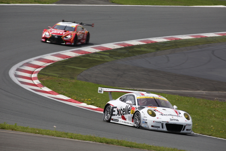 公式練習: GT300クラス・Excellence PorscheとGT500クラス・ZENT CERUMO RC F