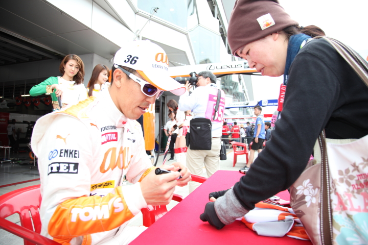 ピットウォーク: サインをする伊藤大輔（LEXUS TEAM TOM'S）