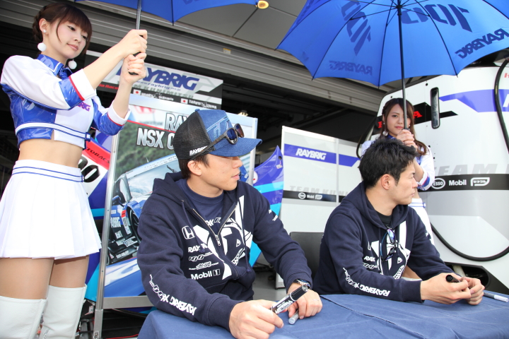 ピットウォーク: サインをする伊沢拓也と山本尚貴（TEAM KUNIMITSU）