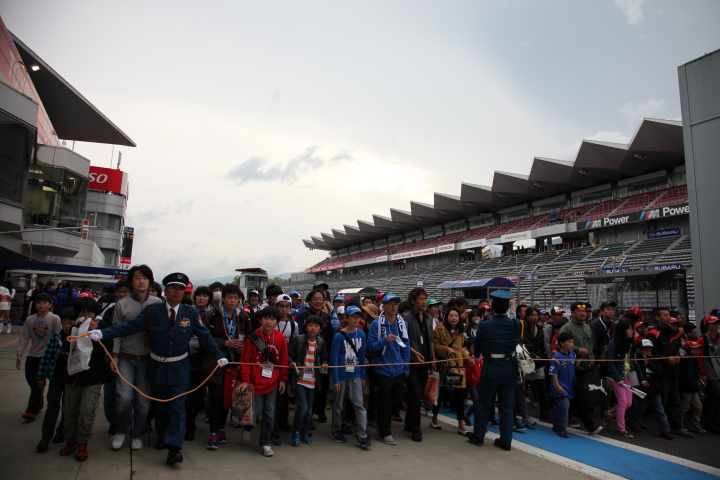 GTキッズウォーク: 係員に促されて入場する多くの家族連れ