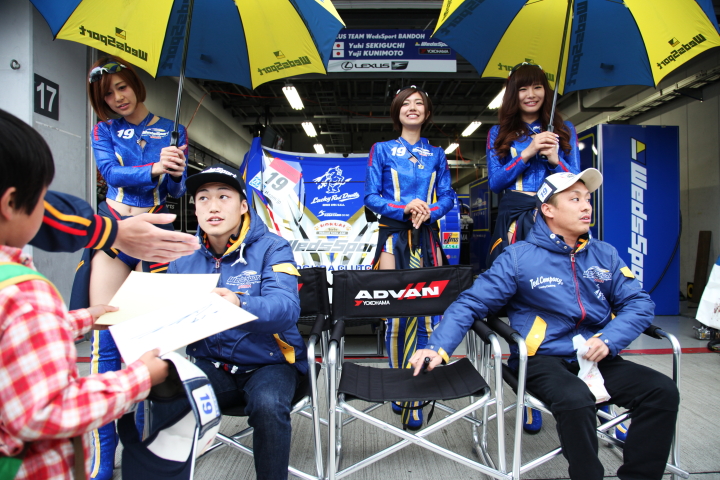 GTキッズウォーク: サインをする国本雄資と関口雄飛（LEXUS TEAM WedsSport BANDOH）