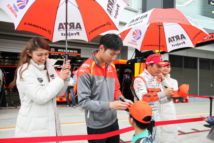 GTキッズウォーク: サインをする小林崇志と高木真一（AUTOBACS RACING TEAM AGURI）