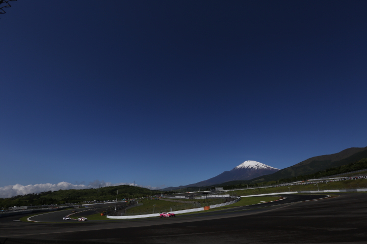 フリー走行: 暴風雨から一転晴れわたり富士をバックにGTマシンが駆ける