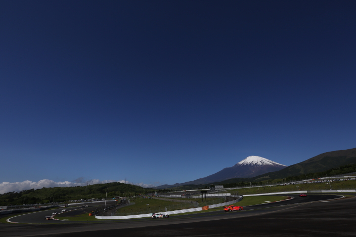 フリー走行: 暴風雨から一転晴れわたり富士をバックにGTマシンが駆ける