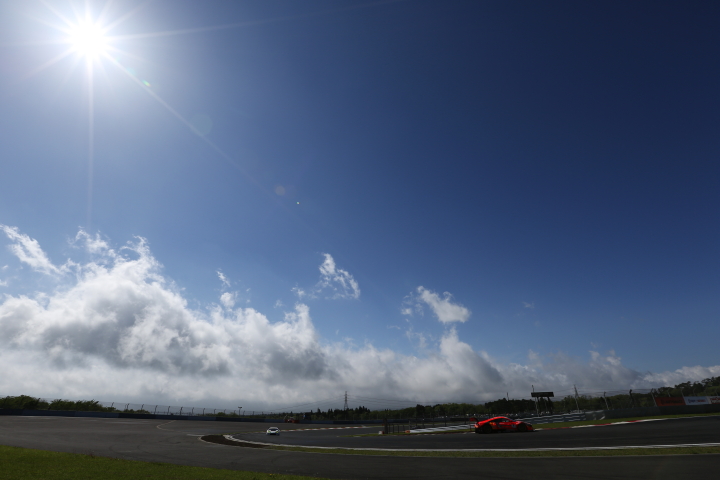 フリー走行: 暴風雨から一転晴れわたり青空の下GTマシンが駆ける