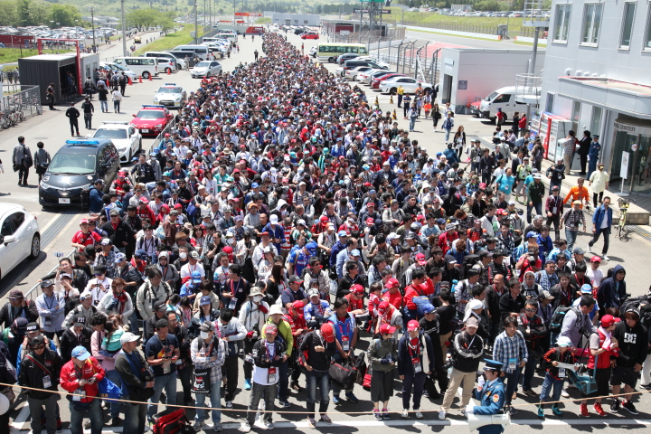 ピットウォーク: 入場待ちをする多くのファン