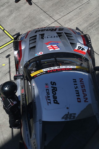 スタート進行: 本山哲／千代勝正組（S Road CRAFTSPORTS GT-R）