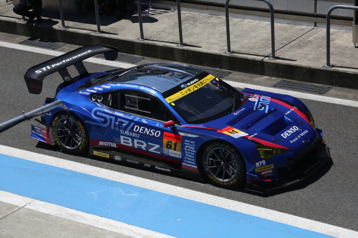 スタート進行: コースインする井口卓人／山内英輝組（SUBARU BRZ R&D SPORT）