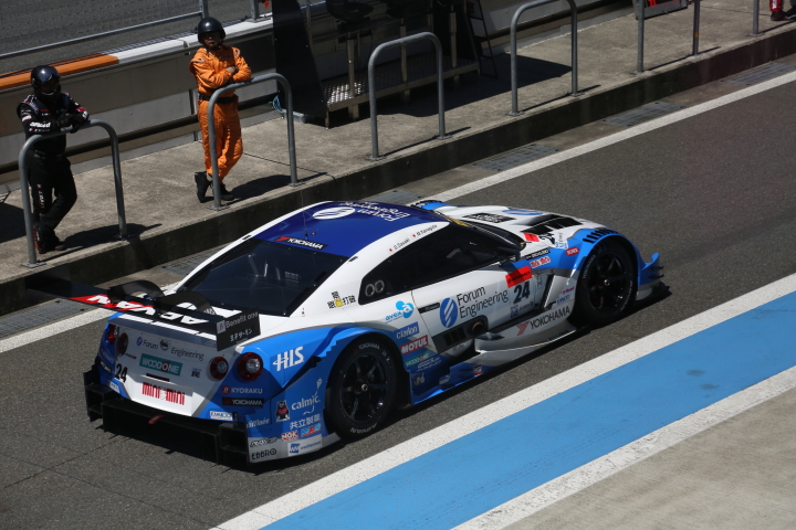 スタート進行: コースインする佐々木大樹／柳田真孝組（フォーラムエンジニアリングADVAN GT-R）