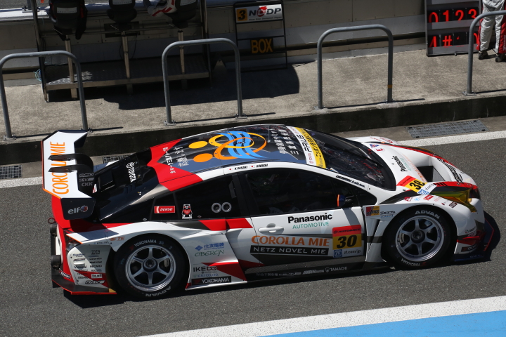 スタート進行: コースインする永井宏明／佐々木孝太組（TOYOTA PRIUS apr GT）