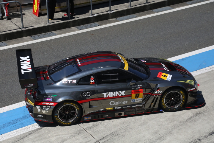 スタート進行: ピットに戻ってきたアンドレ・クート／富田竜一郎組（GAINER TANAX GT-R）